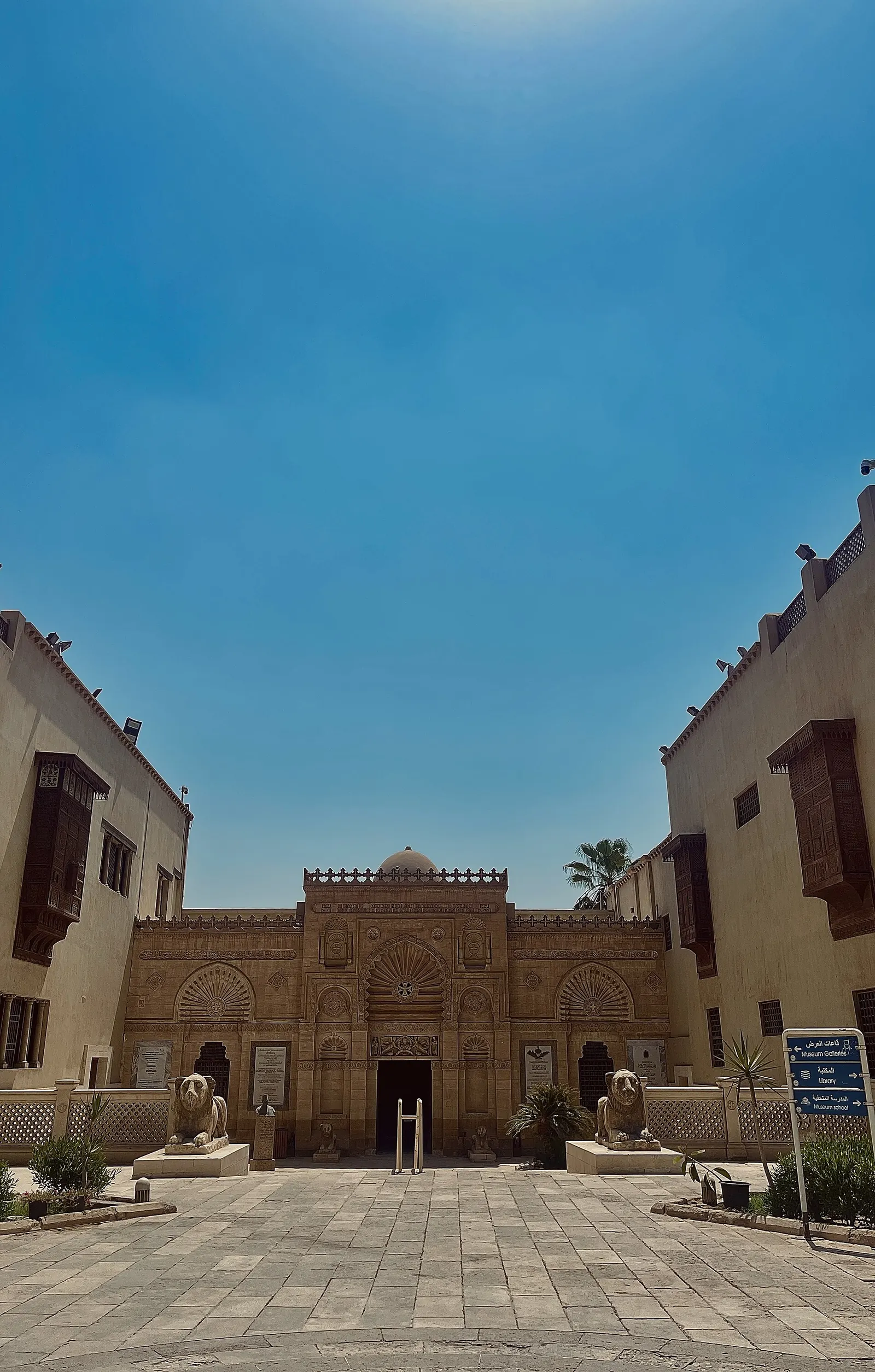 Museum architecture and collection under controlled light